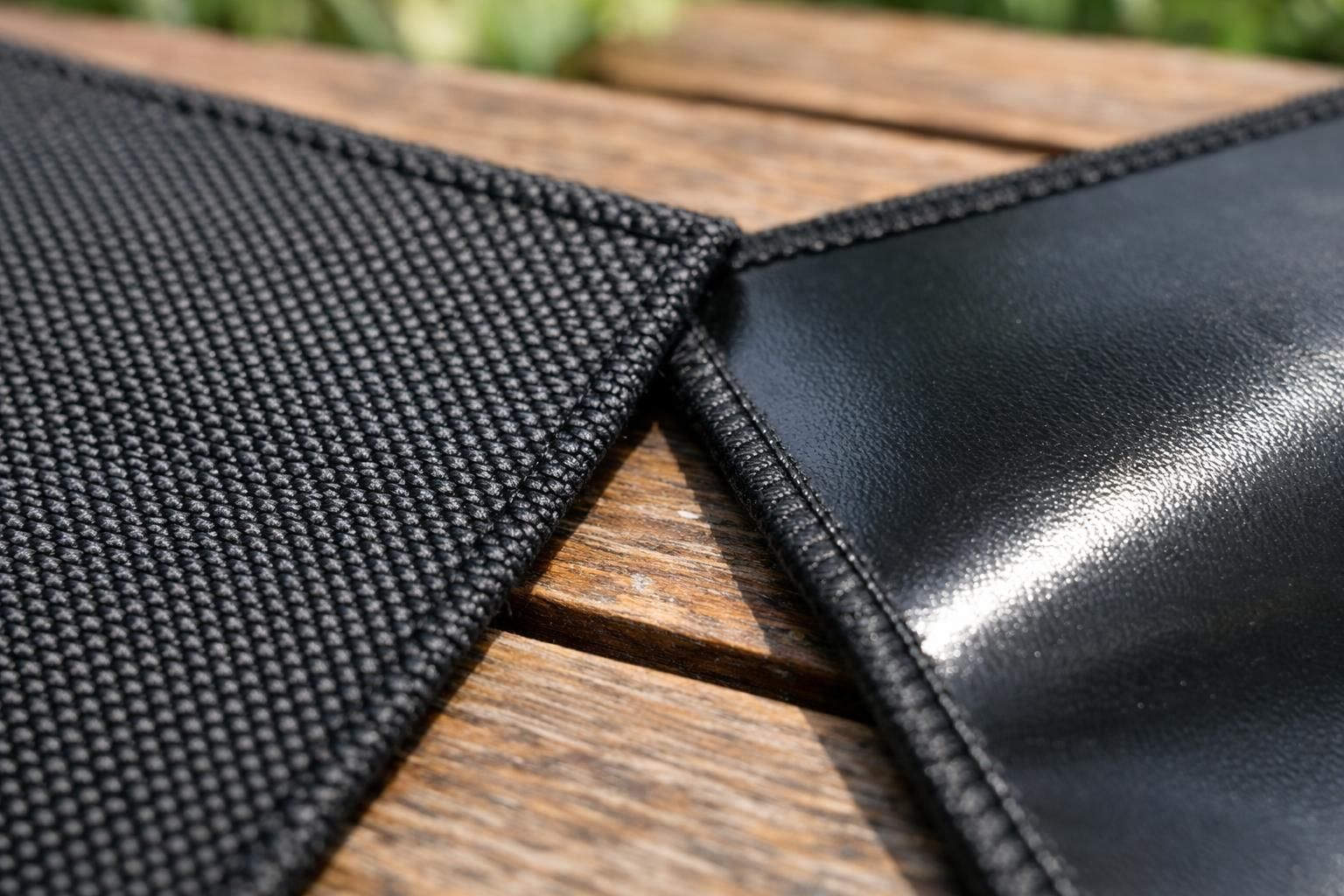 protégez votre parasol déporté avec style grâce à notre housse élégante et indispensable, conçue pour allier protection optimale et design raffiné.